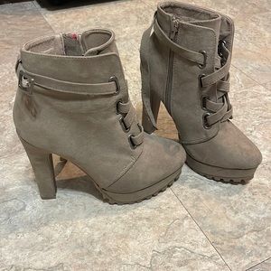 Brand new size 6 boots